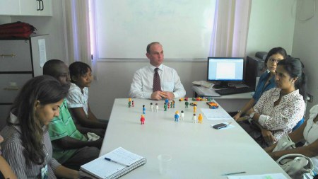 na-comarca-constelacao-com-bonecos